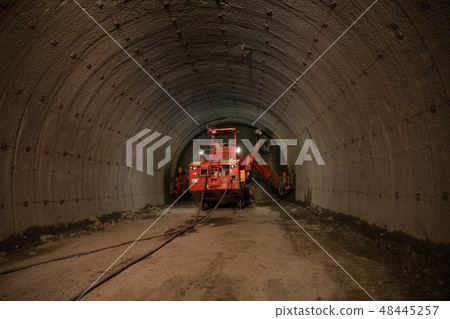 社會研究旅遊隧道施工現場巨大的鑽孔機 48445257