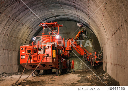 社會研究旅遊隧道施工現場巨大的鑽孔機 社會研究旅遊隧道施工現場巨大的鑽孔機 48445260