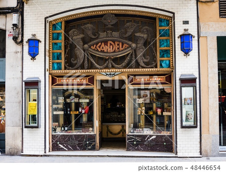 Cafe and shop V.Candela Gelats in Old Town, Girona 48446654