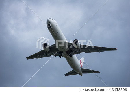 Jet airliner to store the wheel after takeoff 48458808