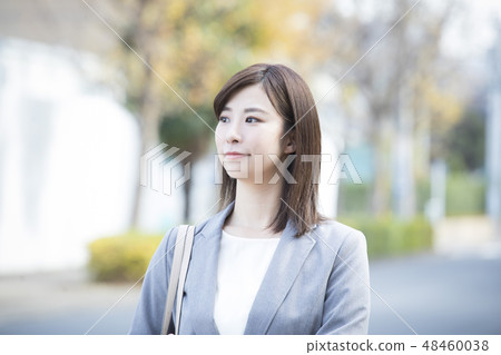 衣服的一名婦女走戶外 衣服的一名婦女走戶外 48460038