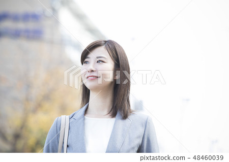 衣服的一名婦女走戶外 衣服的一名婦女走戶外 48460039
