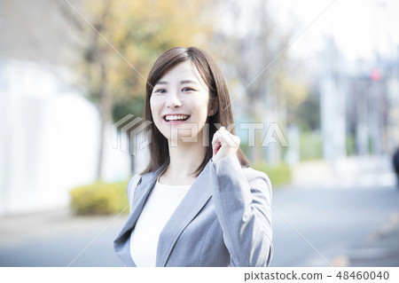 衣服的一名婦女走戶外 衣服的一名婦女走戶外 48460040