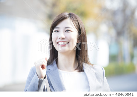 衣服的一名婦女走戶外 衣服的一名婦女走戶外 48460041