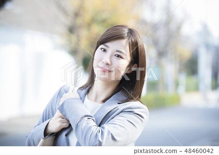 衣服的一名婦女走戶外 衣服的一名婦女走戶外 48460042