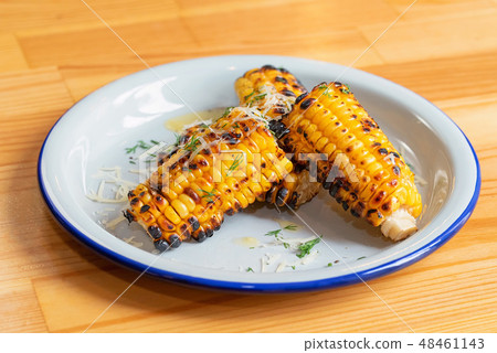 Close up grilled corn on the cob in white plate 48461143