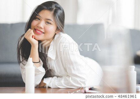 化妝女性 化妝女性 48461961
