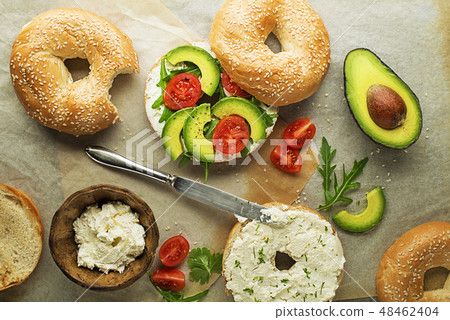 Bagel sandwich with avocado 48462404