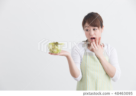 Woman in white apron · White back 48463095