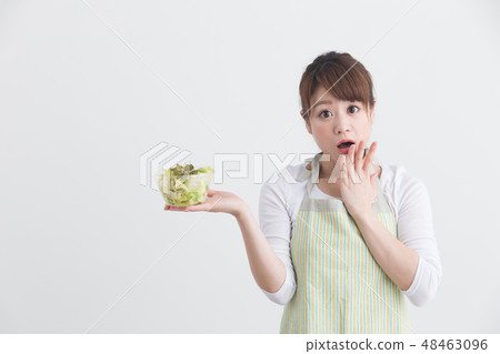 Woman in white apron · White back 48463096