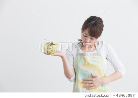 Woman in white apron · White back 48463097