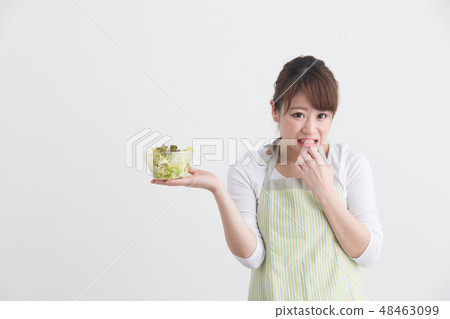 白色圍裙的婦女·白色後面 48463099