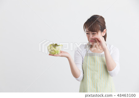 白色圍裙的婦女·白色後面 48463100