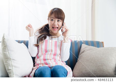A woman / sofa in an apron A woman / sofa in an apron 48463113