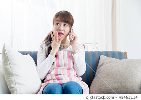 A woman / sofa in an apron 48463114