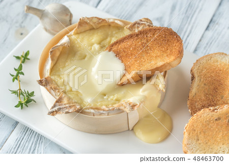 Baked Camembert cheese 48463700