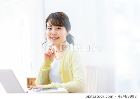 Young lady who operates personal computer internet girls lifestyle female portrait 48465998