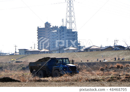 用河床建築傾倒土和沙子 48468705