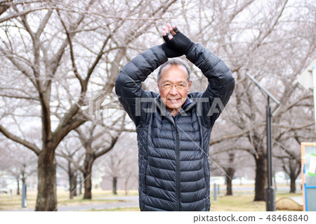 行使在公園的老人 行使在公園的老人 48468840