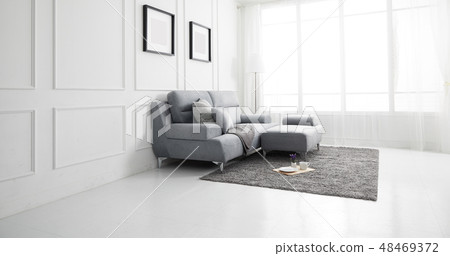 客廳配有灰色布藝沙發 48469372