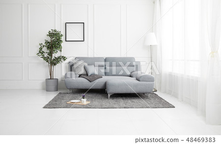 客廳配有灰色布藝沙發 客廳配有灰色布藝沙發 48469383