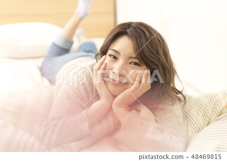 小姐放鬆的生活方式假日假日面頰 小姐放鬆的生活方式假日假日面頰 48469815