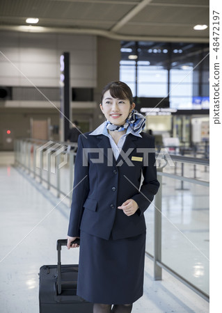 CA走在機場通道 48472197