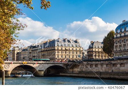 View over the river Seine in Paris, France View over the river Seine in Paris, France 48476067