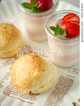 Scone and strawberry's Border Pudding (Vertical position high angle) 48476469