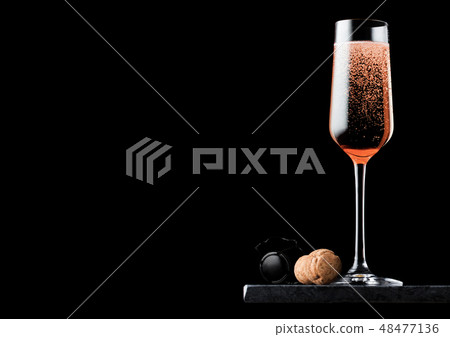 Elegant glass of pink rose champagne with cork Elegant glass of pink rose champagne with cork 48477136