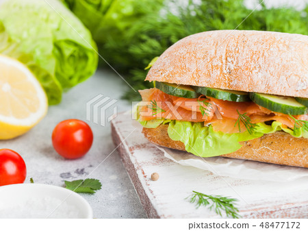 Fresh healthy salmon sandwich with lettuce  48477172