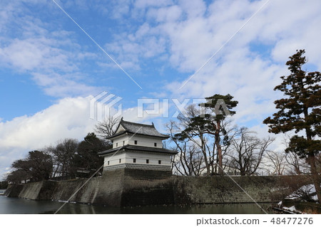 冬天場面雪城堡和藍天 48477276