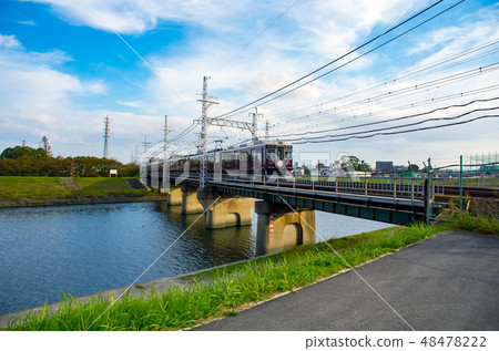 橫渡橋樑的阪急火車 橫渡橋樑的阪急火車 48478222