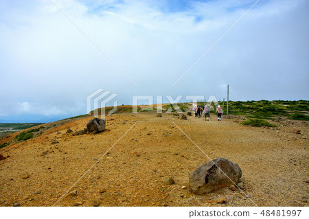 登山者在馬蹄路徑上行走到東北,藏王,藏王,熊野大道(2) 登山者在馬蹄路徑上行走到東北,藏王,藏王,熊野大道(2) 48481997