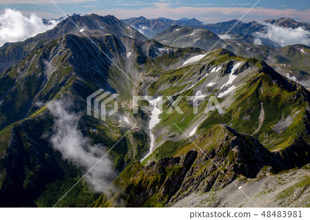 北阿爾卑斯山的壯麗景色俯瞰山山頂 北阿爾卑斯山的壯麗景色俯瞰山山頂 48483981