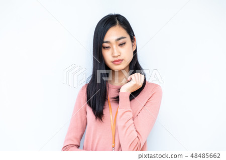 一個被臉頰貼著困擾的女人 一個被臉頰貼著困擾的女人 48485662