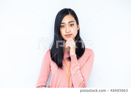 一位女商人擔心握住她的臉頰 一位女商人擔心握住她的臉頰 48485663
