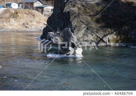 The strange rocks of the Obomi River 48486704