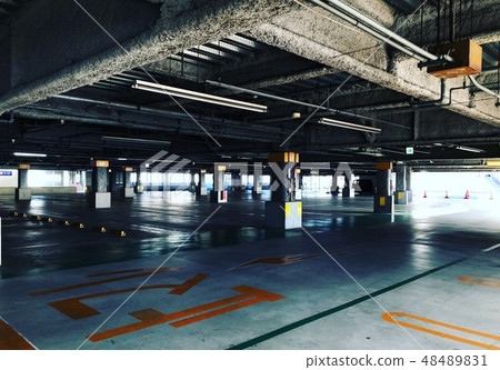 Parking garage 48489831