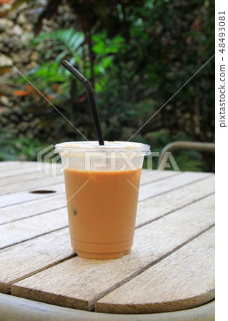 露台上的冰拿鐵咖啡,塑膠杯 露台上的冰拿鐵咖啡,塑膠杯 48493081