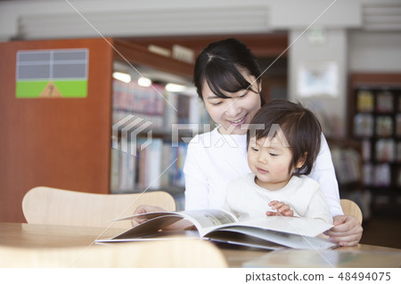 父母和孩子在圖書館讀書 父母和孩子在圖書館讀書 48494075