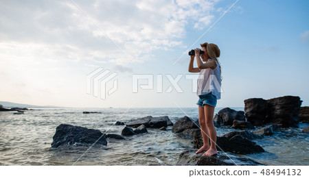 女孩玩雙筒望遠鏡 48494132