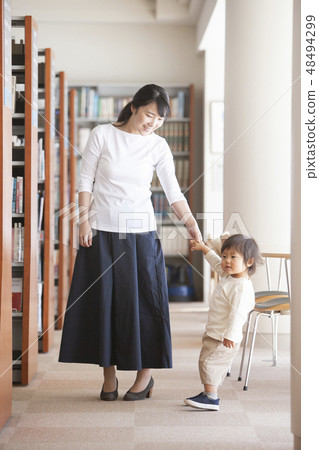 父母和孩子走在圖書館裡 48494299