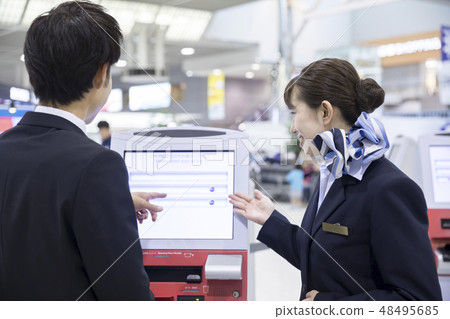 一位商人教會瞭如何在機場使用自動值機 48495685