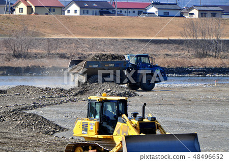 Collaboration between bulldozer and dump 48496652
