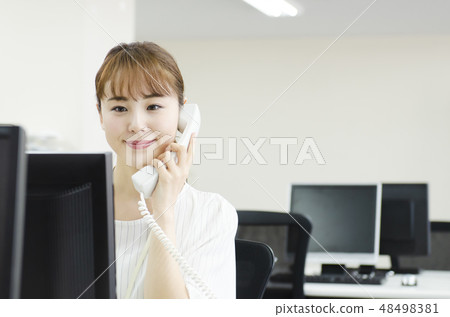 女商人個人計算機電話交談 48498381