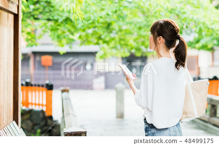 young woman      48499175