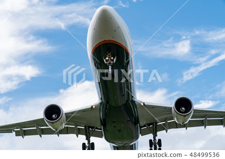 飛行天空飛行。飛行器重要的運輸工具。 飛行天空飛行。飛行器重要的運輸工具。 48499536