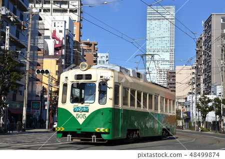 阪海電車和阿倍野Harukas：一輛阪海電車行駛在大阪的街道上 48499874