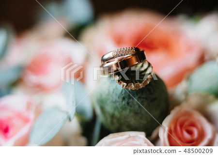 wedding rings 48500209